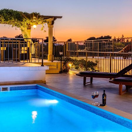 Villa Julia With Heated Pool, Ideal For Large Groups Milna  Esterno foto