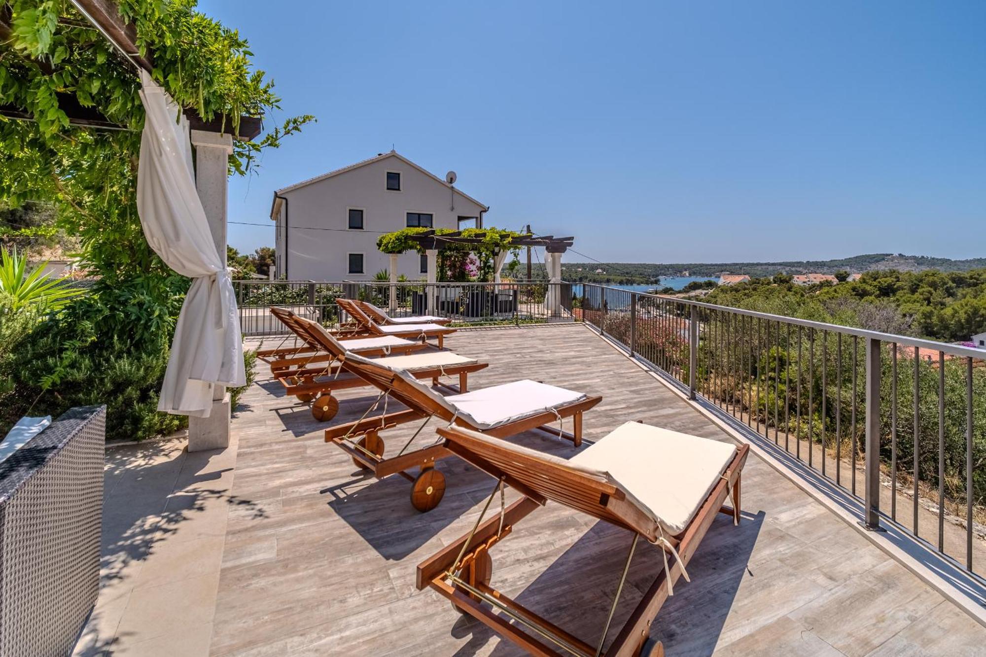 Villa Julia With Heated Pool, Ideal For Large Groups Milna  Esterno foto