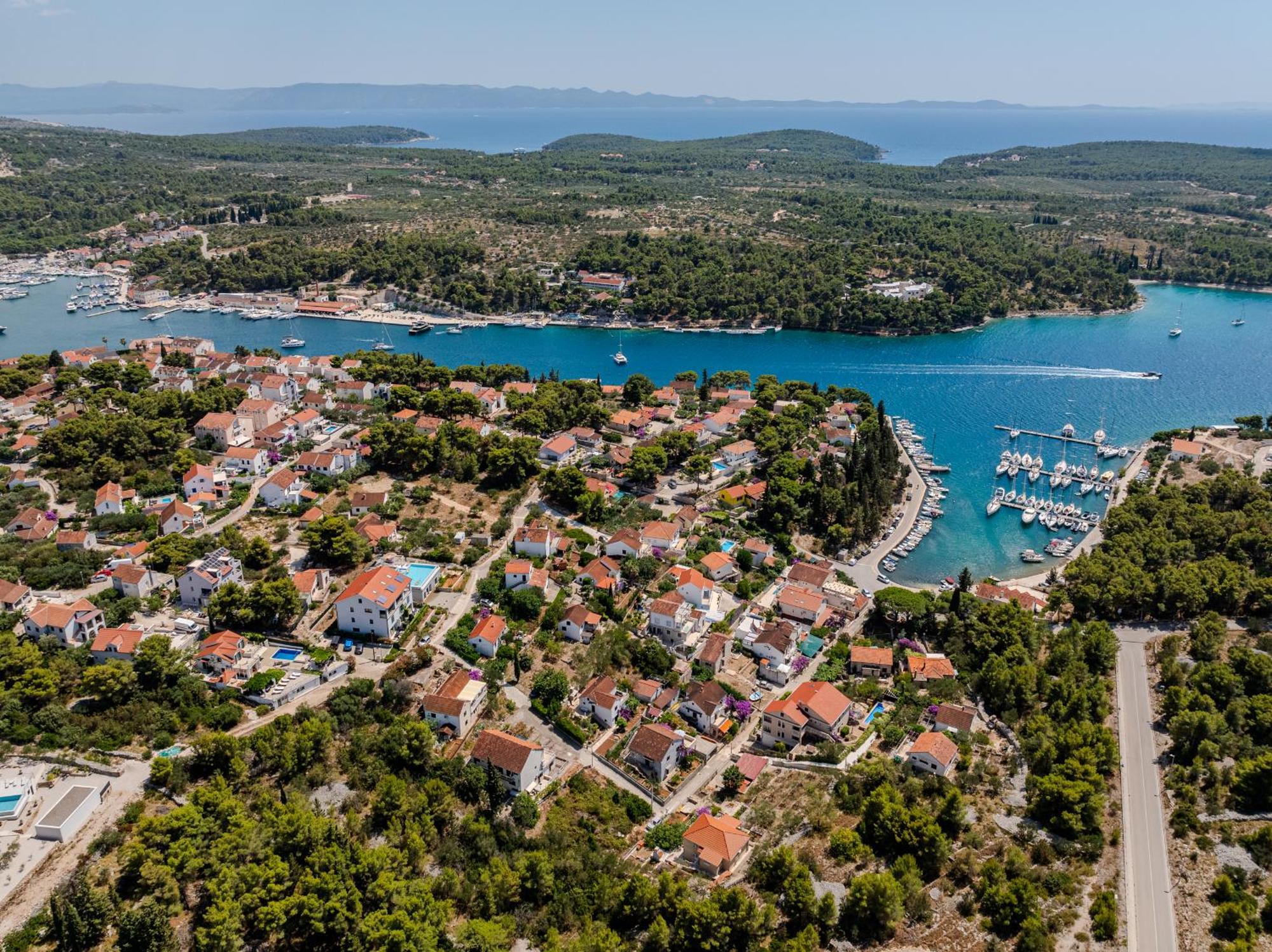 Villa Julia With Heated Pool, Ideal For Large Groups Milna  Esterno foto