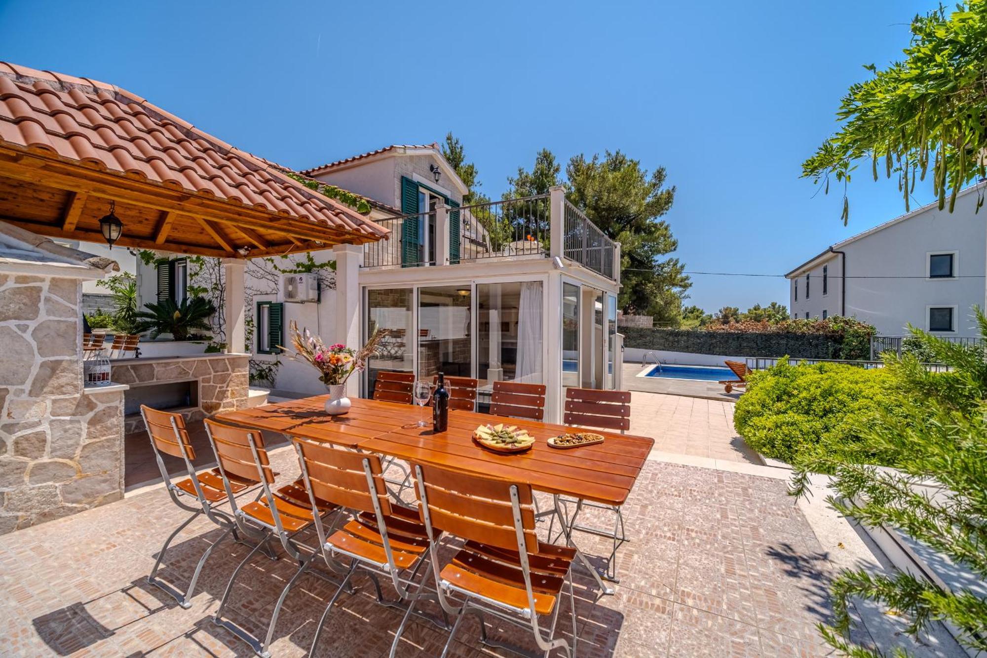 Villa Julia With Heated Pool, Ideal For Large Groups Milna  Esterno foto