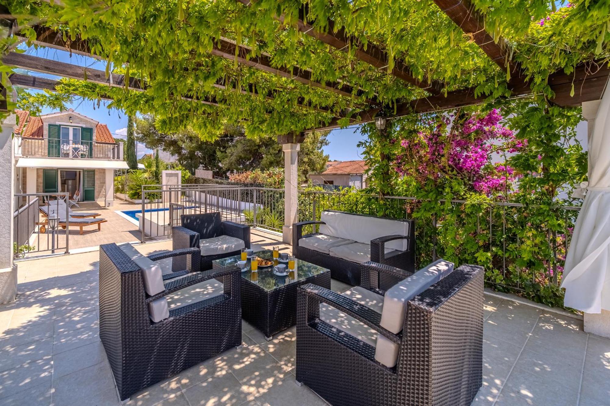 Villa Julia With Heated Pool, Ideal For Large Groups Milna  Esterno foto
