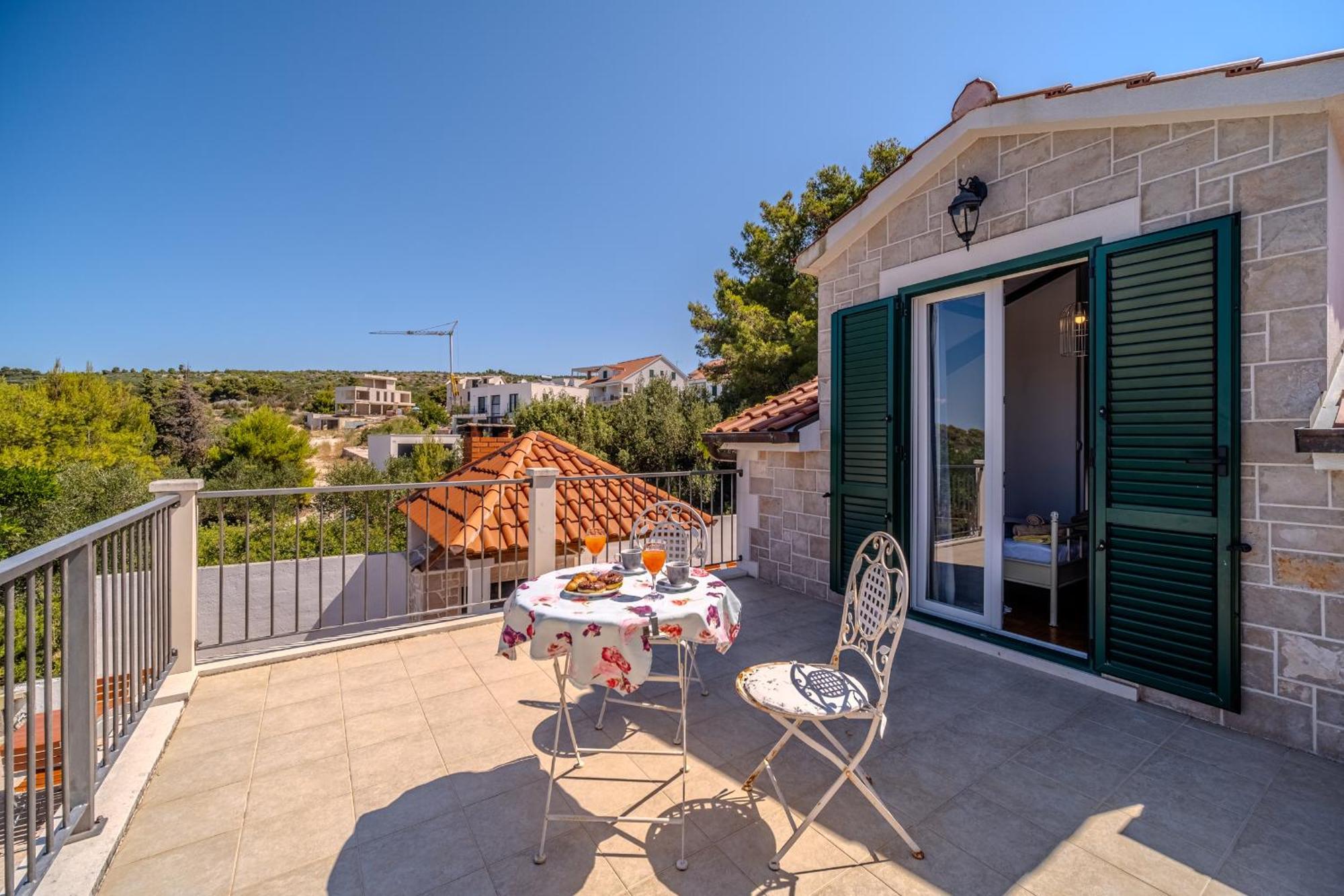 Villa Julia With Heated Pool, Ideal For Large Groups Milna  Esterno foto