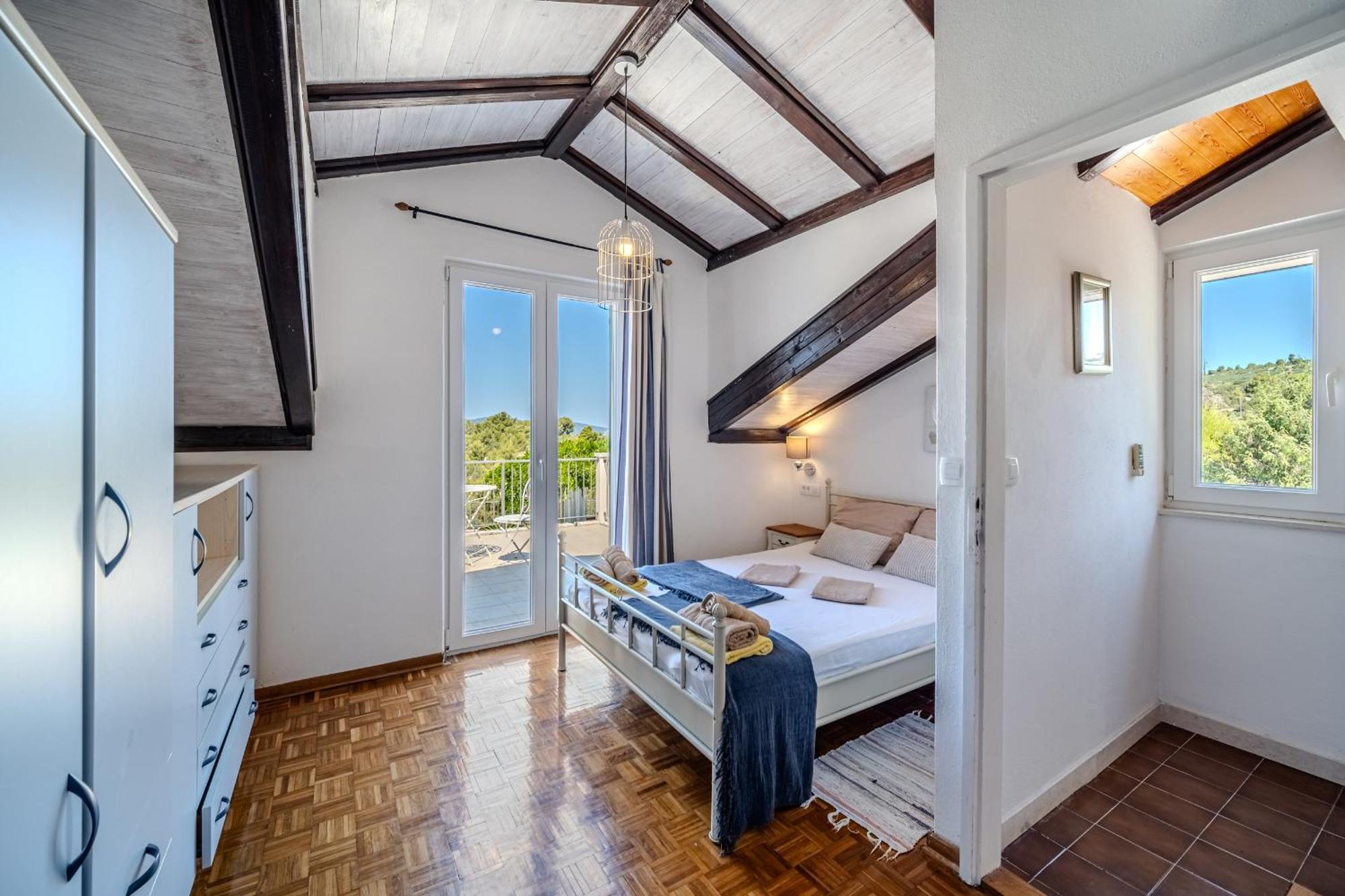 Villa Julia With Heated Pool, Ideal For Large Groups Milna  Esterno foto