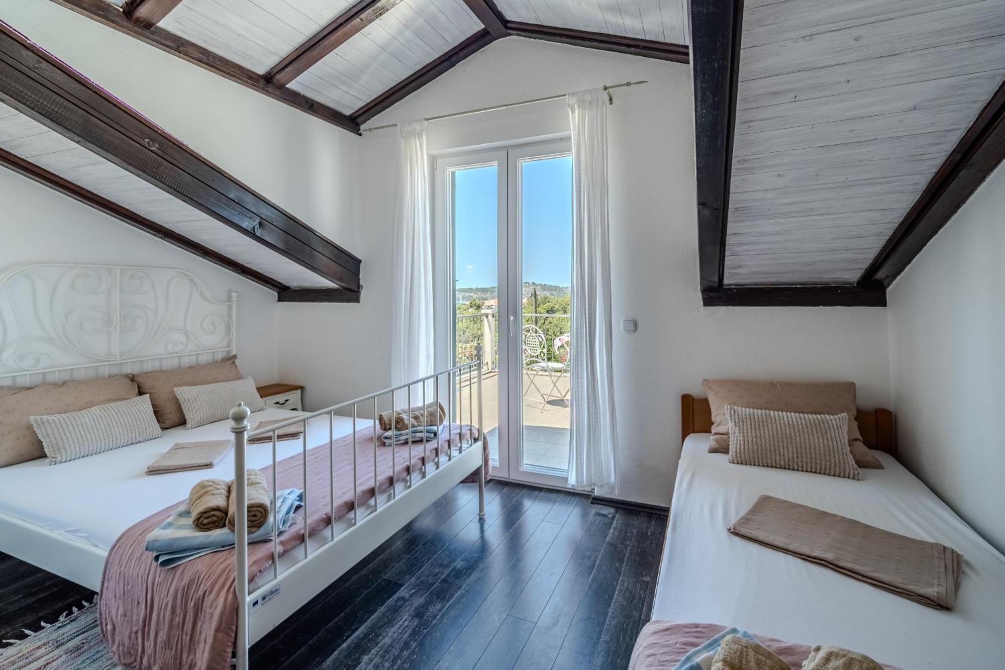 Villa Julia With Heated Pool, Ideal For Large Groups Milna  Esterno foto