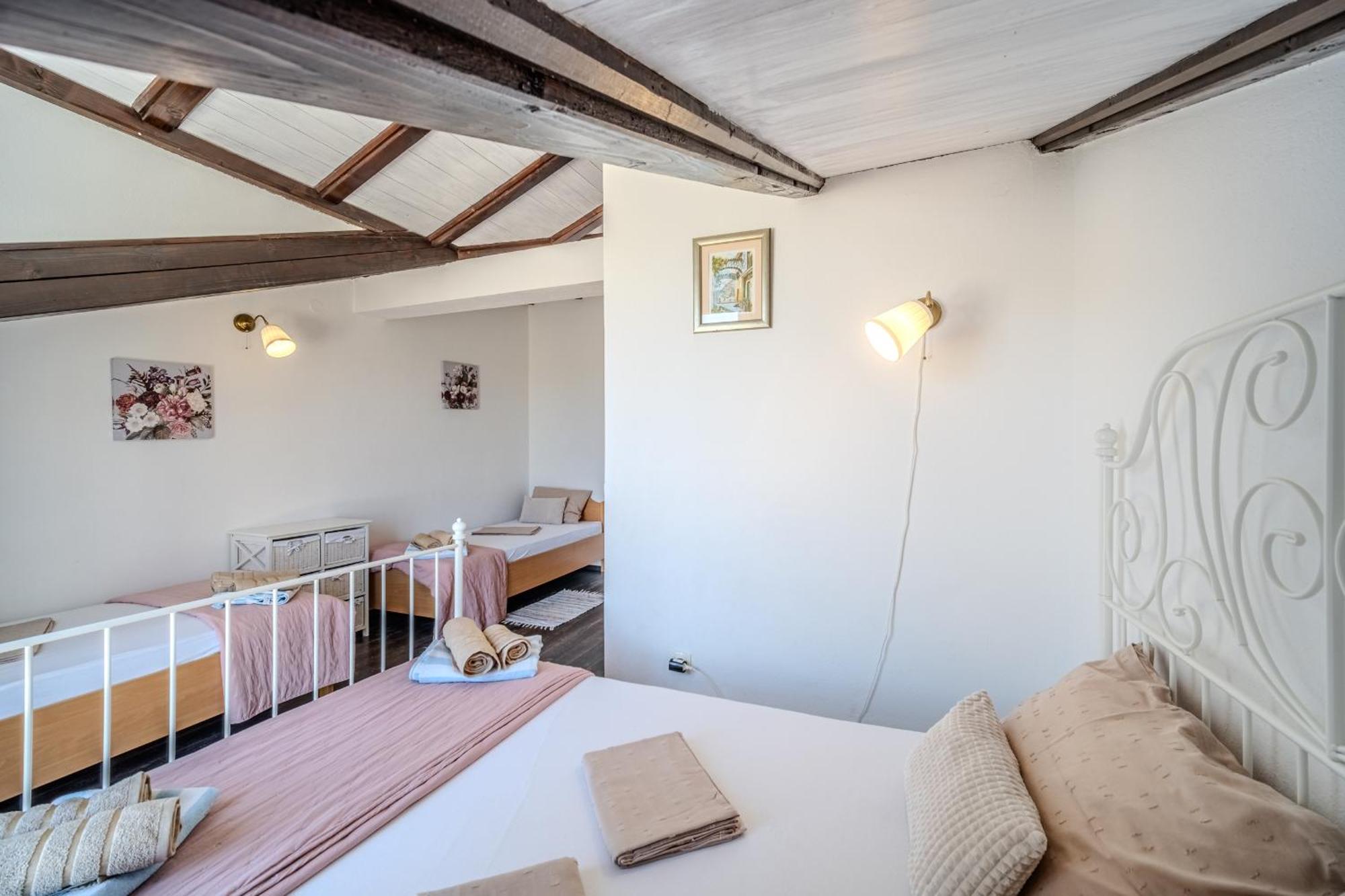 Villa Julia With Heated Pool, Ideal For Large Groups Milna  Esterno foto